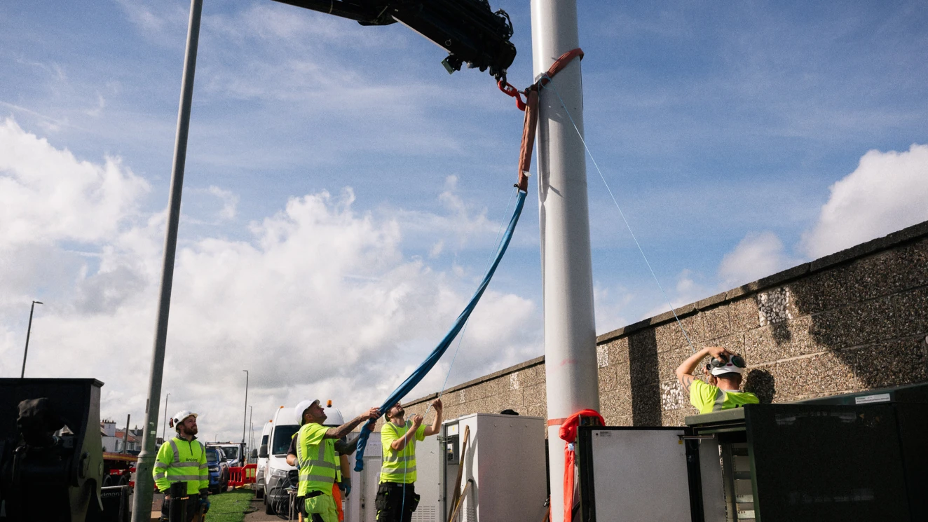 Telecoms tower equipment lift