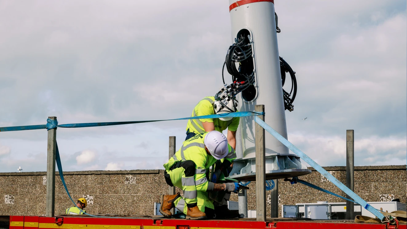 Telecoms tower equipment lift
